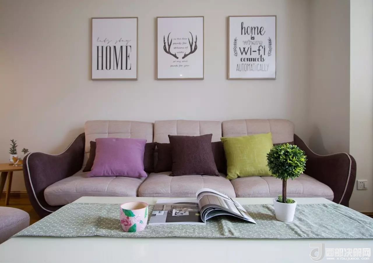 沙發(fā)背景墻選對裝飾畫，才能美了整個客廳空間！