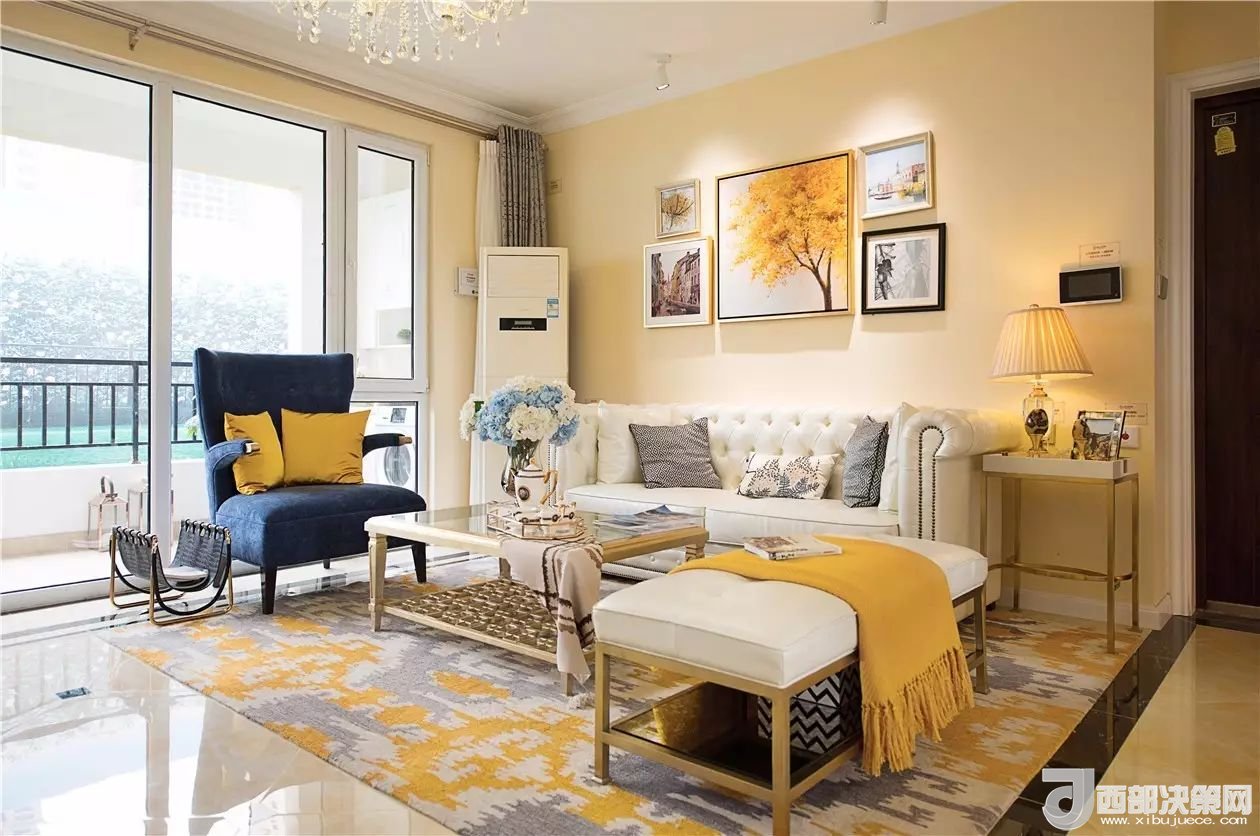 沙發(fā)背景墻選對裝飾畫，才能美了整個客廳空間！