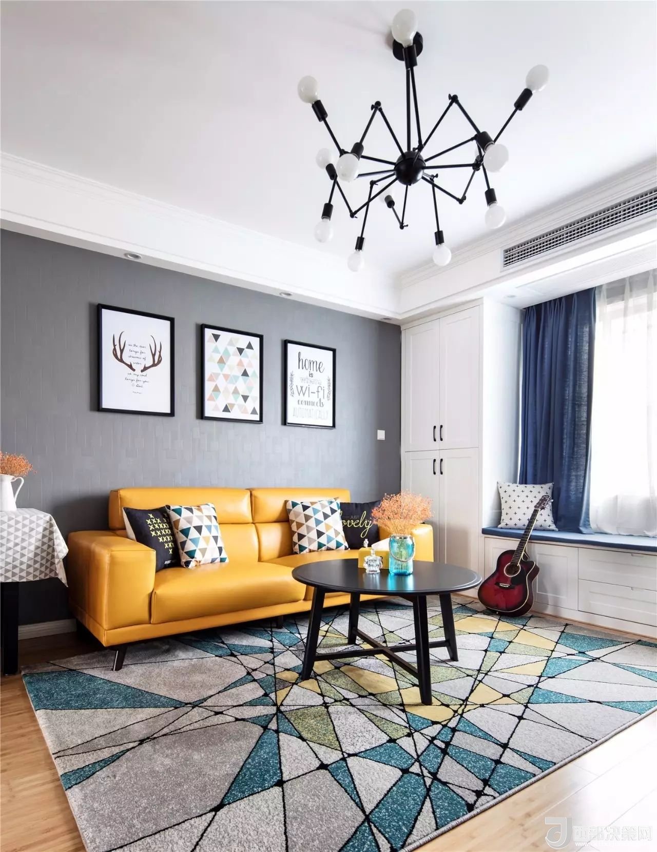 沙發(fā)背景墻選對裝飾畫，才能美了整個客廳空間！