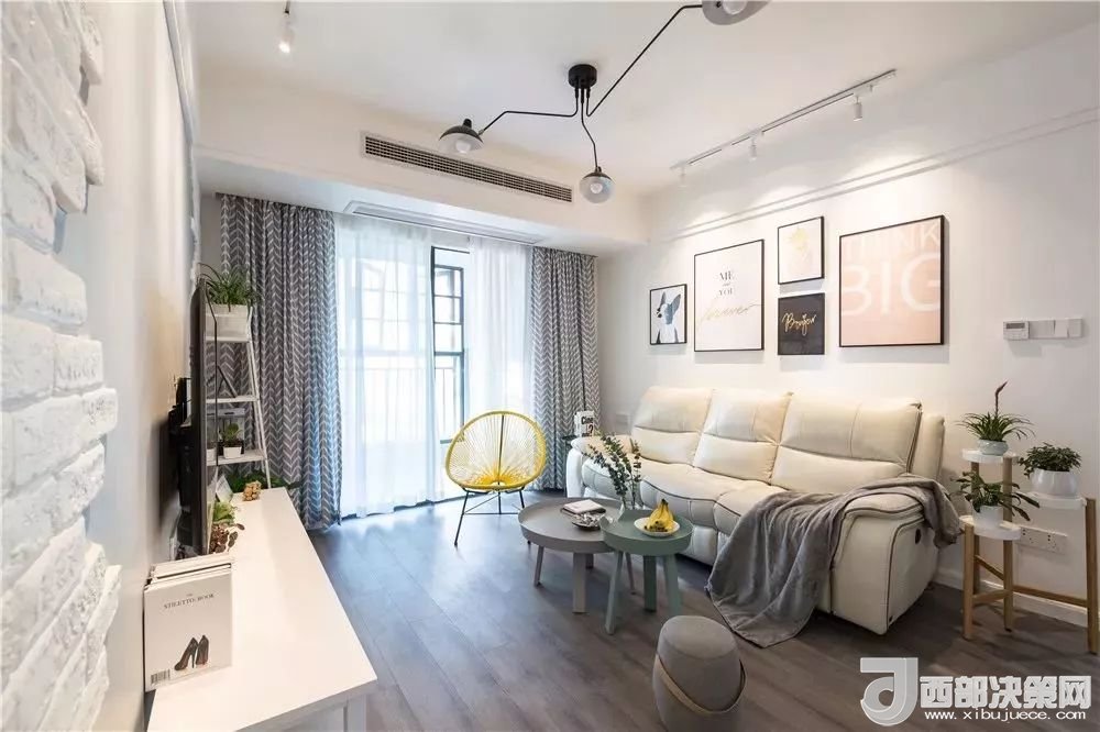 沙發(fā)背景墻選對裝飾畫，才能美了整個客廳空間！