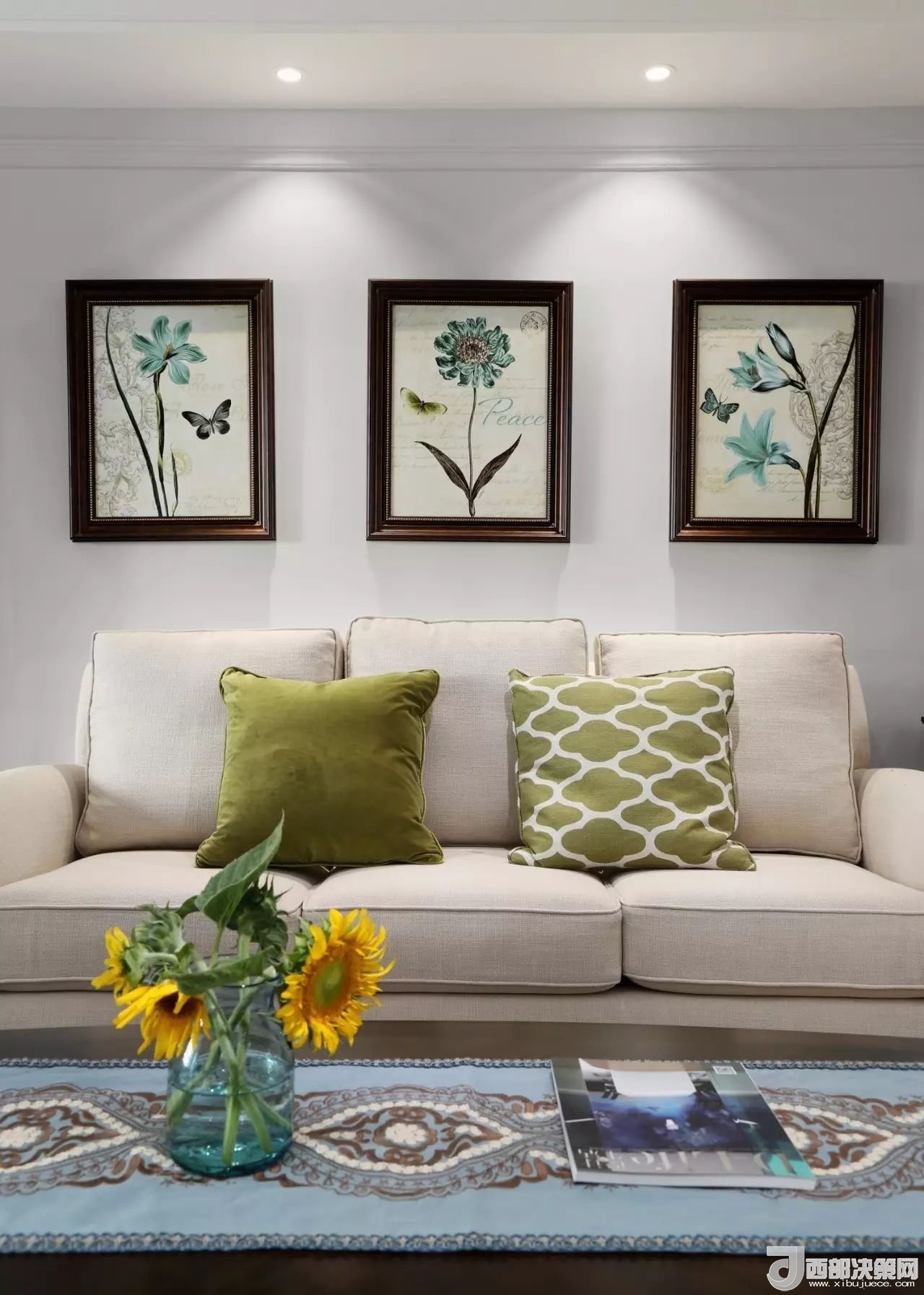 沙發(fā)背景墻選對裝飾畫，才能美了整個客廳空間！