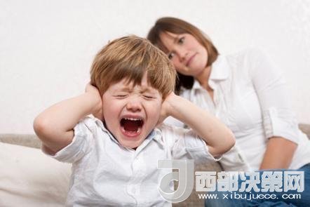 這時(shí)孩子可能會(huì)一直哭，甚至觀察父母的反應(yīng)。父母這時(shí)候可以讓他哭，哭累了自然就會(huì)停下，要讓孩子明白“鬧起來(lái)沒(méi)道理我不會(huì)心疼你”。