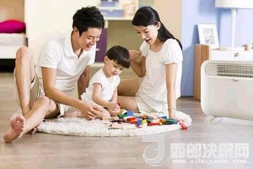 兒童時(shí)期，孩子好奇心強(qiáng)，喜歡“打破砂鍋問(wèn)到底”、“探究性拆東西”、“自言自語(yǔ)做游戲”。這些聽(tīng)似好笑，看似頑皮的言行舉止，恰恰就是孩子創(chuàng)造火花的閃現(xiàn)。心理學(xué)家鄧斯克認(rèn)為，小孩子在游戲中的“假裝”會(huì)大大促進(jìn)他們的發(fā)散思維。