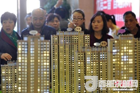 資料圖：民眾選購商品房。 <a target='_blank' >中新社</a>記者 韋亮 攝