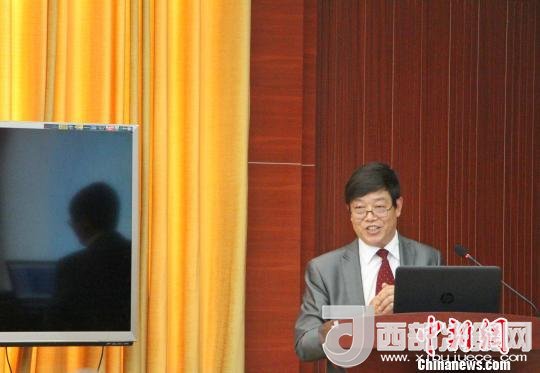 圖為中南大學(xué)教授歐陽友權(quán)在現(xiàn)場(chǎng)作了題為“我國(guó)文化產(chǎn)業(yè)發(fā)展的三大拐點(diǎn)與高校的責(zé)任”報(bào)告?！≮w曉 攝