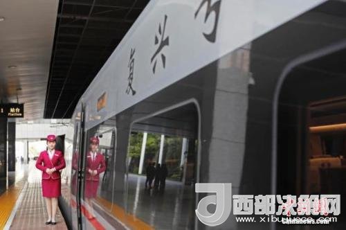 資料圖：4月10日，列車員在“復(fù)興號(hào)”列車旁迎接旅客的到來。 <a target='_blank'  data-cke-saved- >中新社</a>記者 殷立勤 攝