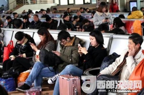 資料圖：移動互聯(lián)網(wǎng)時代，旅客都拿著手機(jī)打發(fā)時間。<a target='_blank' >中新社</a>記者 王中舉 攝