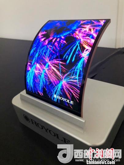 柔宇科技全柔性顯示屏在固定曲面上的應(yīng)用?！∪嵊羁萍脊﹫D 攝