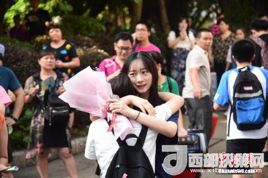 資料圖：一名家屬擁抱走出考場(chǎng)的考生。 王以照 攝