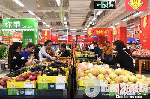 資料圖：民眾在超市選購水果。<a target='_blank'  data-cke-saved- >中新社</a>記者 俞靖 攝