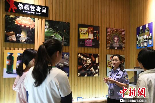 山西省司法行政戒毒系統(tǒng)積極面向社會開展禁毒警示教育。　　　王建軍 攝