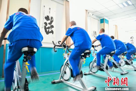 山西省戒毒人員正在進行身體鍛煉?！⊥踅ㄜ?攝