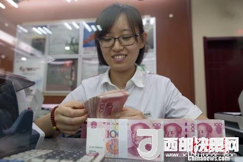 7月5日，山西太原一銀行工作人員正在清點(diǎn)貨幣。人民幣對(duì)美元匯率中間價(jià)在經(jīng)歷了過去11個(gè)交易中的10次下調(diào)后終于迎來大漲。5日，中國外匯交易中心公布人民幣對(duì)美元匯率中間價(jià)報(bào)6.6180，較前一交易日大幅上調(diào)415個(gè)基點(diǎn)，創(chuàng)下自2017年10月11日以來的最大升幅。<a target='_blank' >中新社</a>記者 張?jiān)?攝