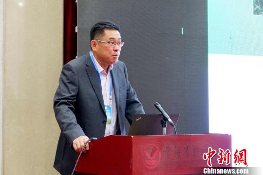 圖為青海省農(nóng)林科學(xué)院副院長、國家大麥青稞產(chǎn)業(yè)技術(shù)體系崗位科學(xué)家遲德釗正在發(fā)言?！±铍h 攝