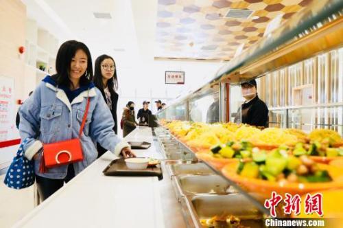 　資料圖：消費者在餐廳就餐?！惴?攝