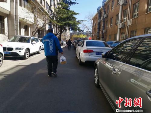 圖為餓了么配送員正在送餐。 謝藝觀 攝