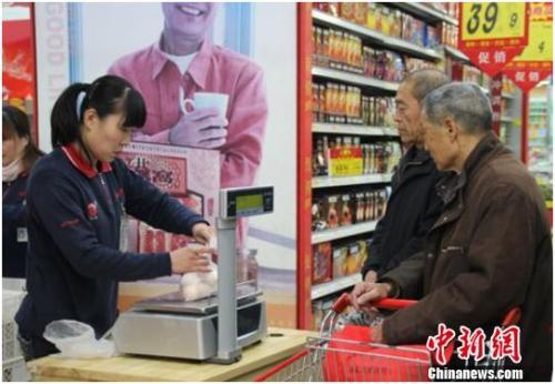 資料圖：在保定市北市區(qū)一家大型超市內(nèi)，促銷員正在為購買雞蛋的市民稱量、打包。李芳華 攝