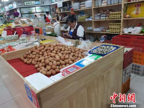 圖為菜市場里賣的雞蛋。 謝藝觀 攝