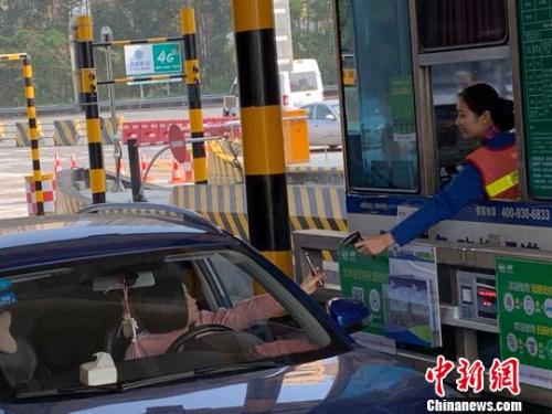 廣東2200條高速車道實(shí)現(xiàn)無感支付 郭林燕 攝 點(diǎn)擊進(jìn)入下一頁