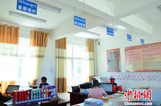 圖為塔秀村的便民服務(wù)大廳?！◆?shù)り?yáng) 攝