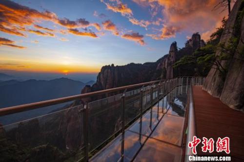  資料圖：霞光映照在三清山棧道玻璃上。　婁永平 攝