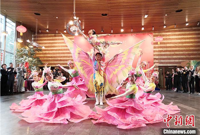 圖為雜技演員通過精湛的技藝贏得了滿堂喝彩?！「拭C省文化和旅游廳網(wǎng)站 攝