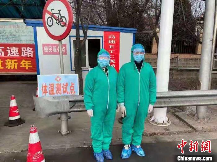 鄉(xiāng)鎮(zhèn)衛(wèi)生院和社區(qū)衛(wèi)生中心工作人員排查發(fā)熱患者?！〗樾菔嗅t(yī)療集團(tuán)供圖 攝