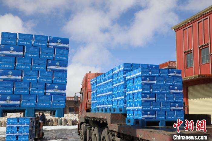 圖為當(dāng)雄的冰川礦泉水裝車，即將發(fā)往湖北?！‘?dāng)雄縣 供圖 攝