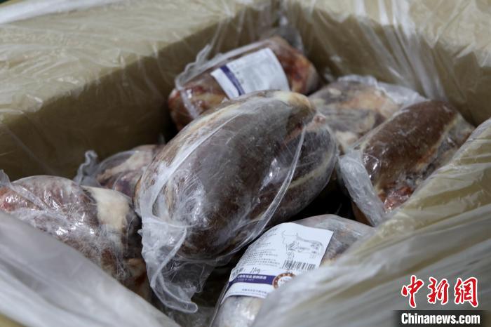 當(dāng)雄縣援鄂物資中的牦牛肉，圖中的為腱子肉，是牦牛肉中的“極品”?！‘?dāng)雄縣 供圖 攝