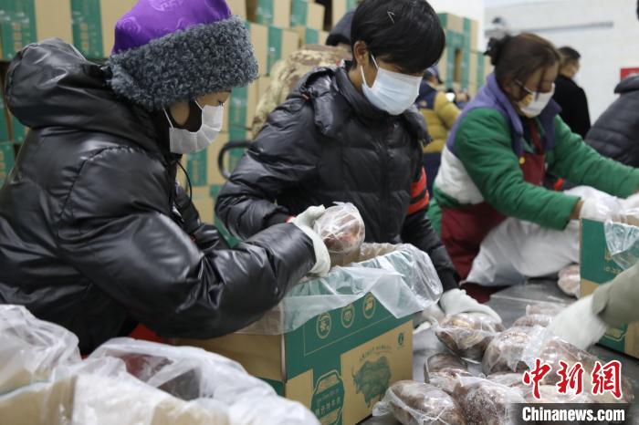 當(dāng)雄縣民眾打包當(dāng)?shù)氐奶禺a(chǎn)，“有身份證”牦牛肉。　當(dāng)雄縣 供圖 攝