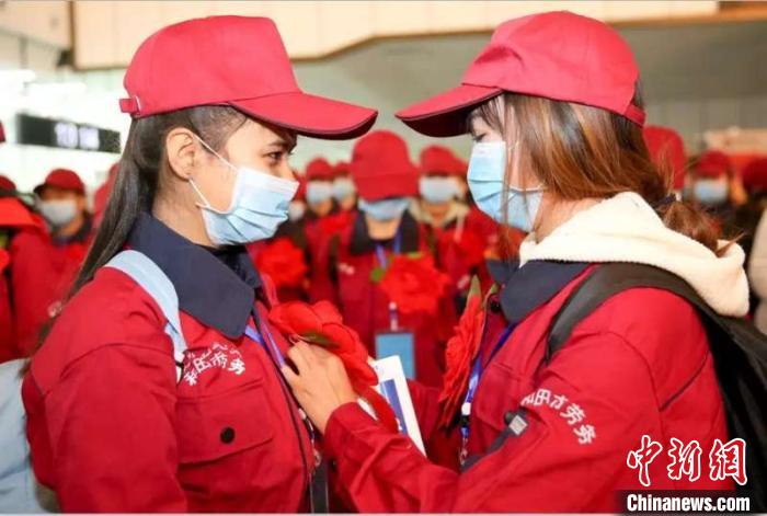 新疆和田：包機運送務(wù)工者助復(fù)工促脫貧