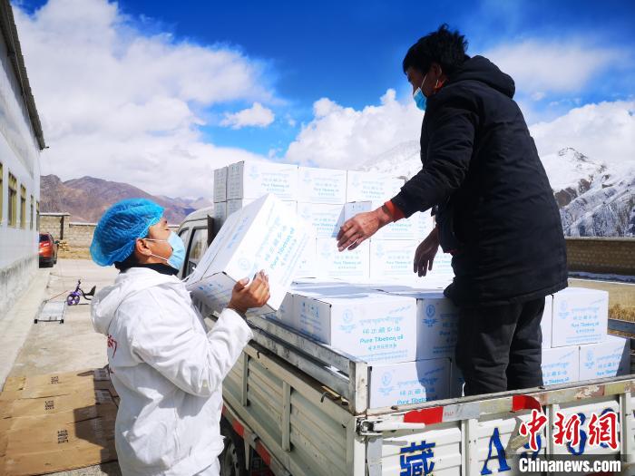 圖為工作人員搬運物資。堆龍德慶區(qū)宣傳部供圖