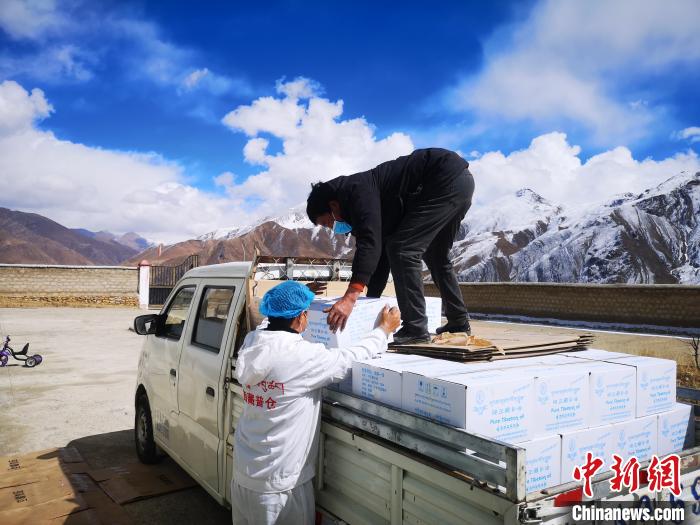 圖為工作人員搬運物資。堆龍德慶區(qū)宣傳部供圖