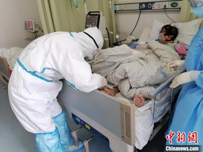 徐陶在工作中。四川援助湖北醫(yī)療隊(duì)供圖