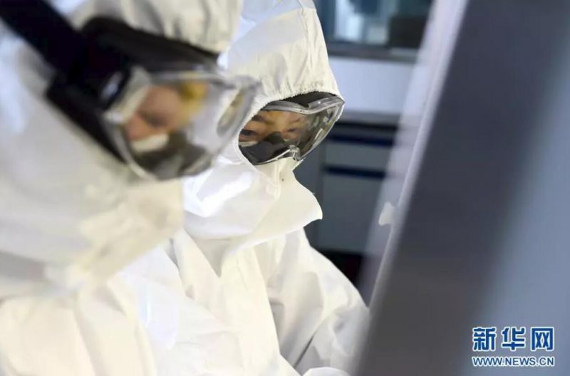 ▲資料圖片：負(fù)責(zé)新型冠狀病毒核酸檢測的工作人員，在實驗室進行樣本處理。（新華社發(fā) 周牧 攝）