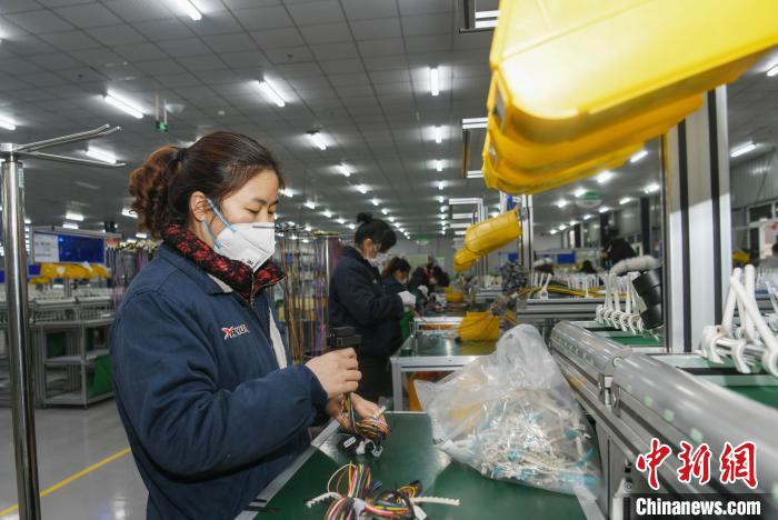 工人戴著口罩搶抓生產。　康建林 攝