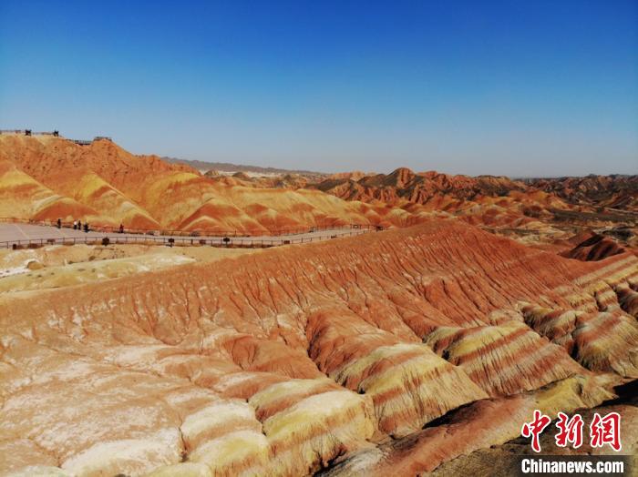航拍下的七彩丹霞?！钇G敏 攝