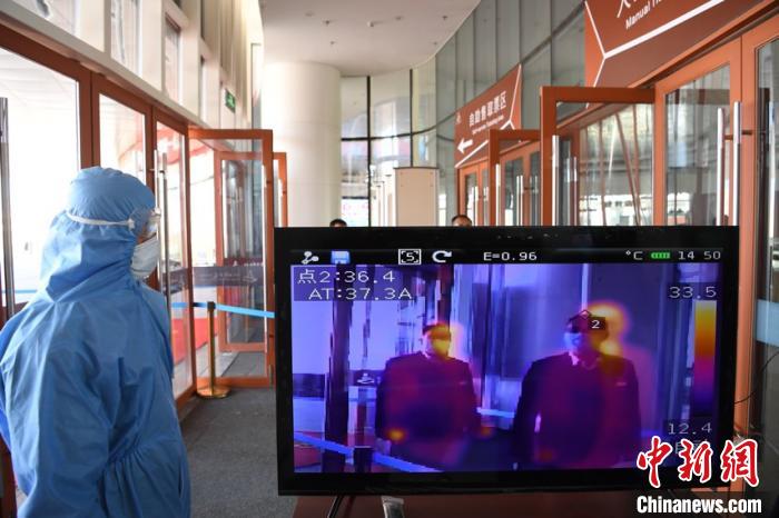 圖為游客步行通過紅外線測(cè)溫通道。　楊艷敏 攝