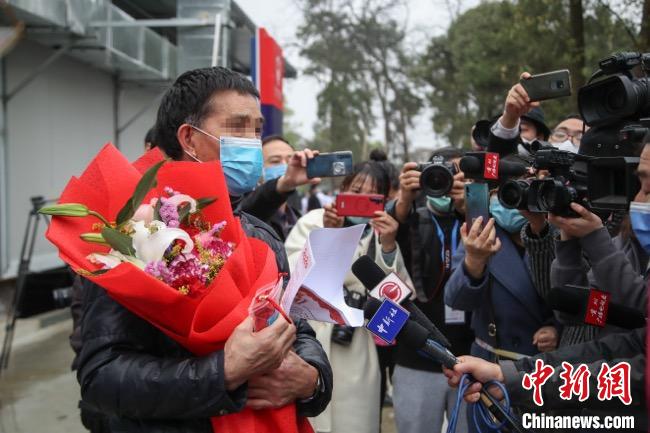 圖為貴州省最后一名新冠肺炎確診患者從貴州省將軍山醫(yī)院出院，患者接受媒體采訪?！■暮陚?攝