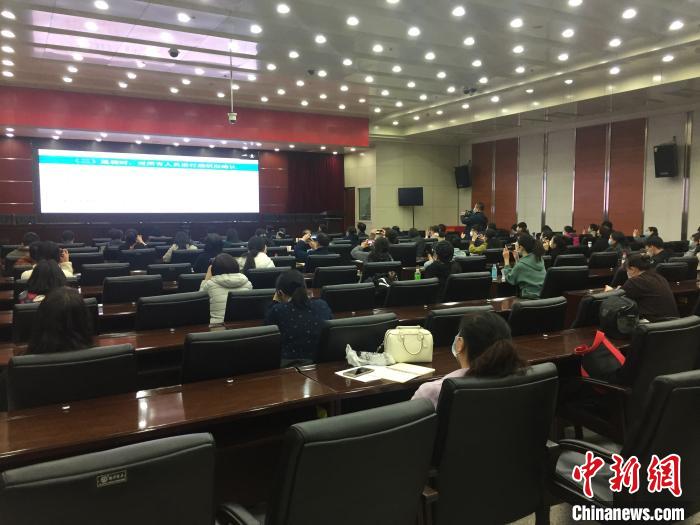 山西選派554名疫情防控指導(dǎo)員駐校指導(dǎo)高三年級(jí)開學(xué)疫情防控?！「呷鸱?攝