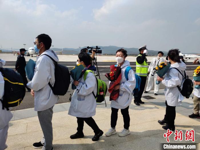 圖為交警向醫(yī)療隊敬禮。　韓帥南 攝