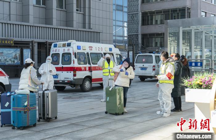 圖為呼和浩特車站“外防輸入”?！∠牧?攝