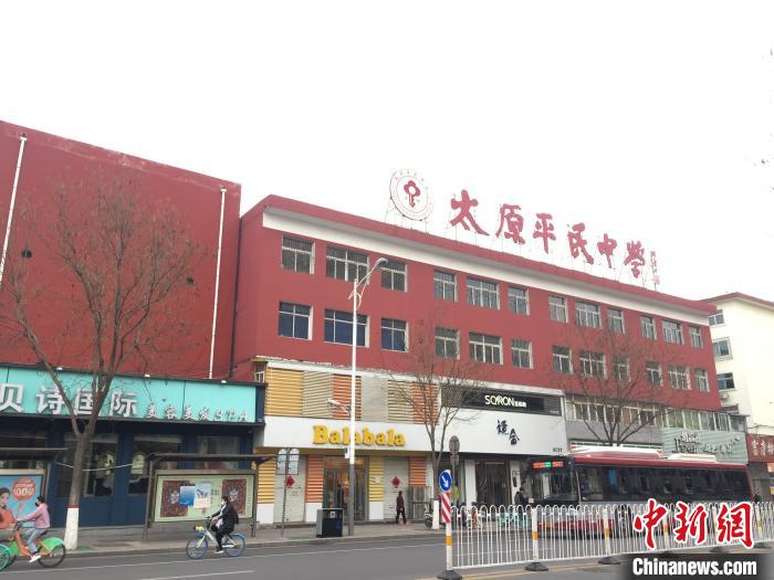 所有師生實(shí)行“日?qǐng)?bào)告”“零報(bào)告”制度，確保開學(xué)后校園衛(wèi)生安全?！「呷鸱?攝