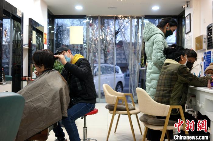 拉薩市民在一美發(fā)店理發(fā)、美甲?！〗w波 攝