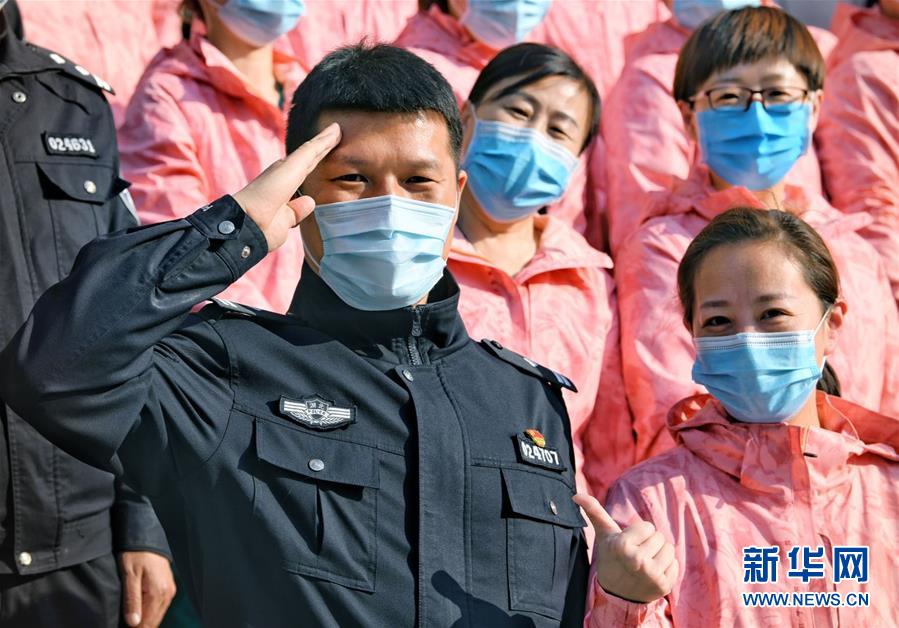 （習(xí)近平致敬的戰(zhàn)“疫”英雄·公安干警篇·圖文互動）（1）他們，抗疫一線鑄警魂