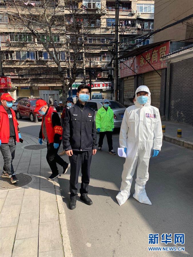 （習(xí)近平致敬的戰(zhàn)“疫”英雄·公安干警篇·圖文互動）（6）他們，抗疫一線鑄警魂