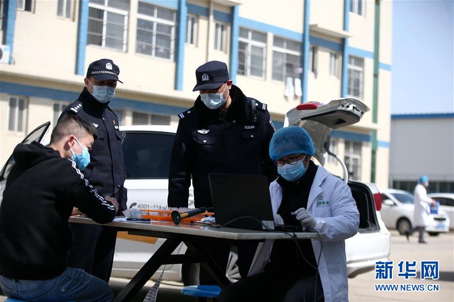 （習(xí)近平致敬的戰(zhàn)“疫”英雄·公安干警篇·圖文互動）（3）他們，抗疫一線鑄警魂