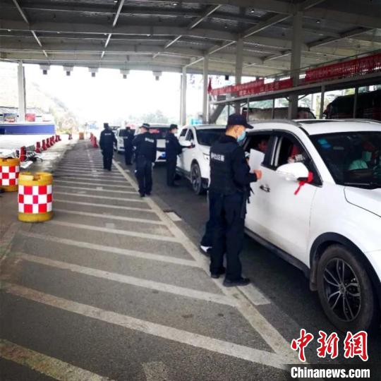 圖為云南一邊境檢查站防控疫情同時嚴防境外毒品滲透?！≡颇鲜」矎d供圖 攝