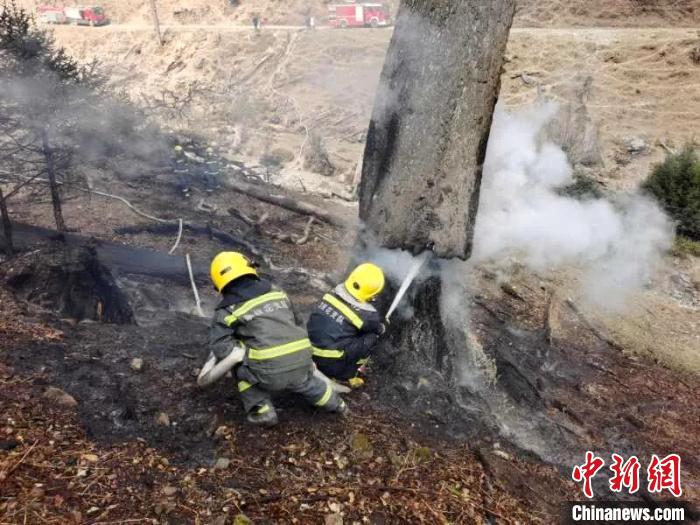 四川木里森林火災(zāi)：森林消防深入火場對(duì)煙點(diǎn)全面清理