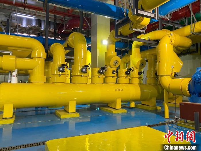 圖為中國(guó)移動(dòng)云南數(shù)據(jù)中心冷卻系統(tǒng)?！⊥蹯簛?攝